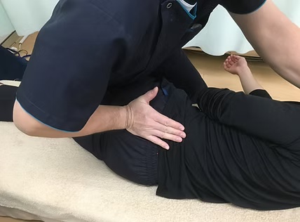 骨盤・関節の調整の様子