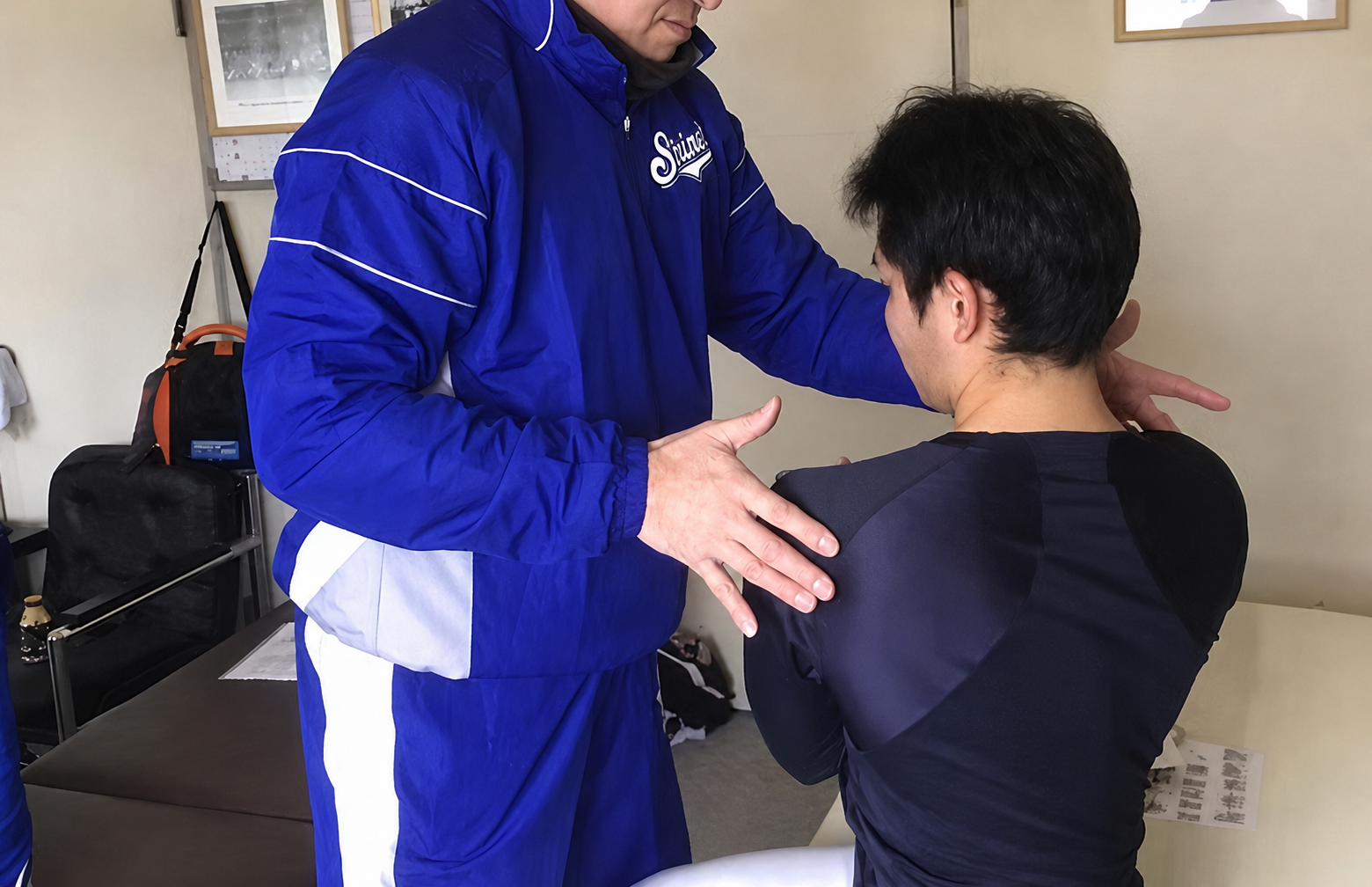 姿勢や歩行、生活動作を確認・指導する様子